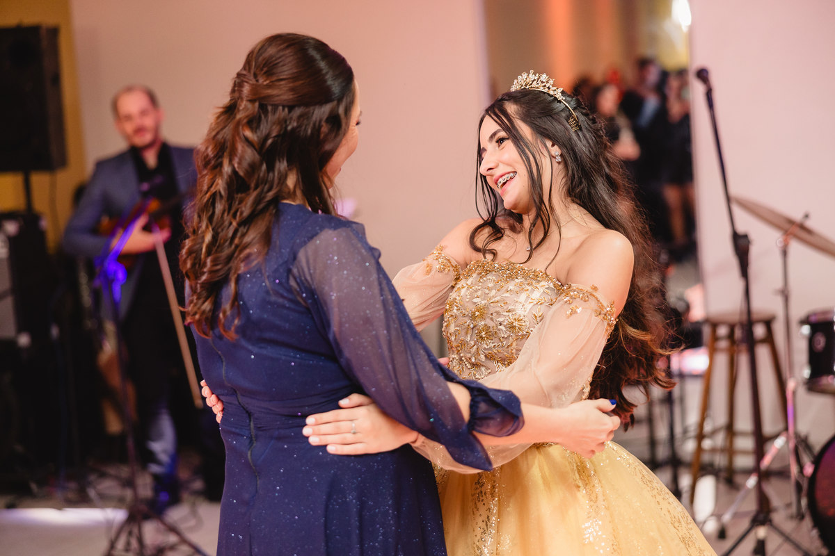 fotografo pelotas, fabiano rosa, ensaio  15 anos, xv anos, las Palmas, estúdio fotografico, moda, vestido 15 anos, festa 15 , ensaio street, blogueira, influencer, debutante, festa, evento, make, maquiagem, festa, 15 anos pelotas, making , vestido dourado