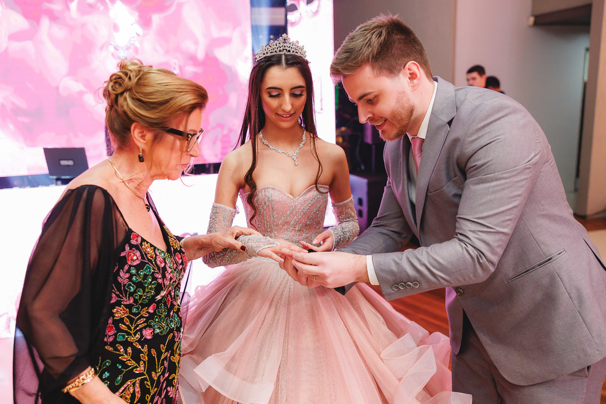 fotografo pelotas, fabiano rosa, festa  15 anos, san sebastian, estúdio fotografico, vestido 15 anos, Vestido rosa, festa 15 , ensaio, blogueira, blog, influencer, modelo , debutante, festa, evento, make, maquiagem festa, 15 anos pelotas, satolep, vestido