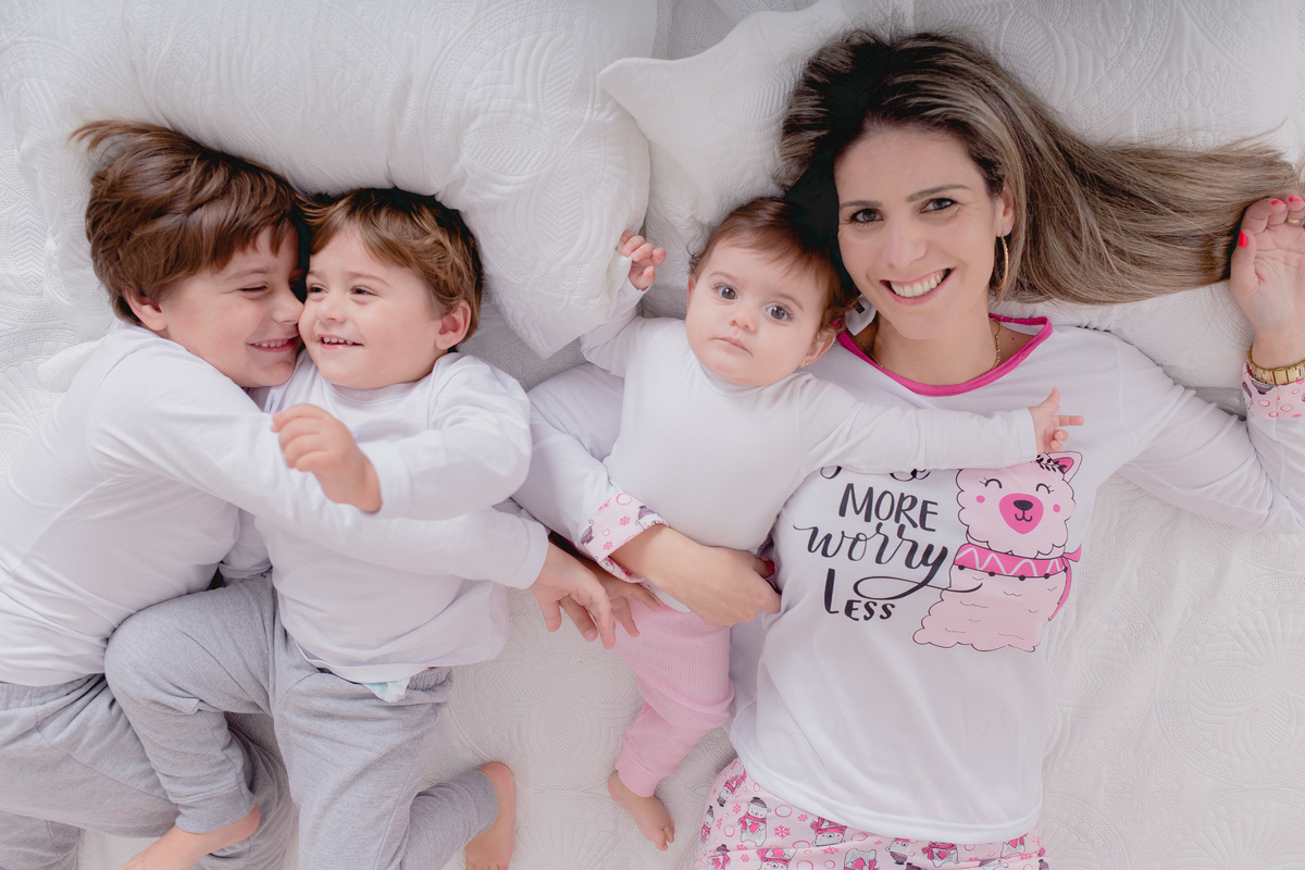 ensaio dia das mães, ensaio de gestante, mamãe, mamãe de primeira viagem, mãe de menina, mãe de menino, dia das mãe, estúdio fotográfico, pelotas, satolep, mini sessões, mini sessões dia das mãe, fotografia de família, bom dia, família, ensaio fotográfico