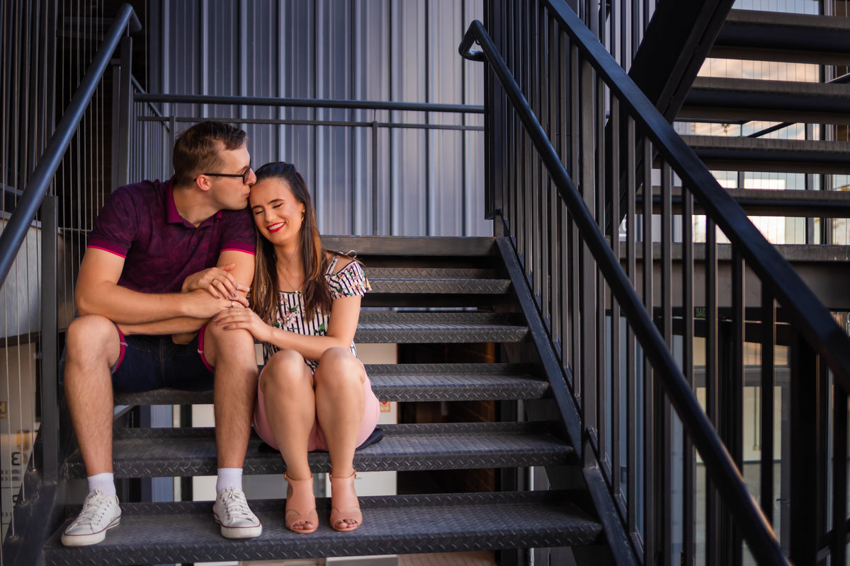 ensaio de casal, dia, noite, luzes, rustico, pelotas, satolep, fotógrafo de casamento, fotógrafo de ensaios, ensaio no campo, parque UNA, diurno, noturno, casamento, geometria, linhas, ensaio externo, sol, chuva, lua, ensaio lâmpadas, rua, água, grama