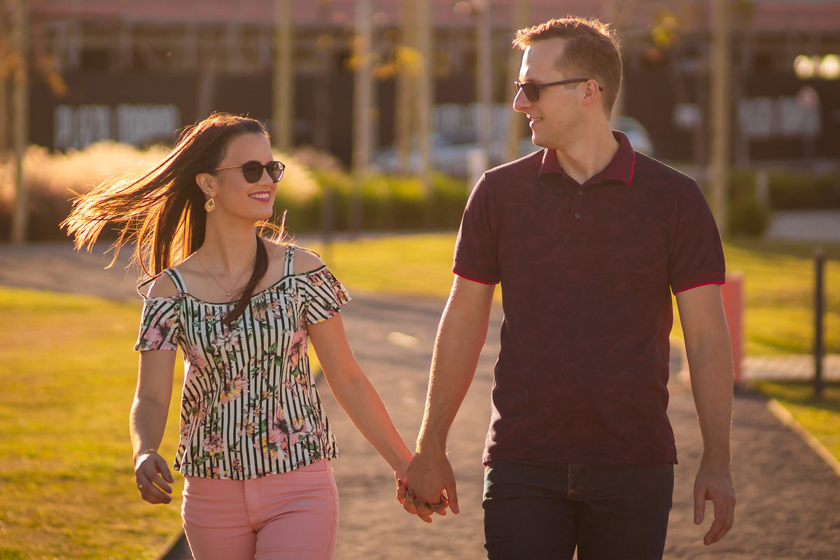 ensaio de casal, dia, noite, luzes, rustico, pelotas, satolep, fotógrafo de casamento, fotógrafo de ensaios, ensaio no campo, parque UNA, diurno, noturno, casamento, geometria, linhas, ensaio externo, sol, chuva, lua, ensaio lâmpadas, rua, água, grama