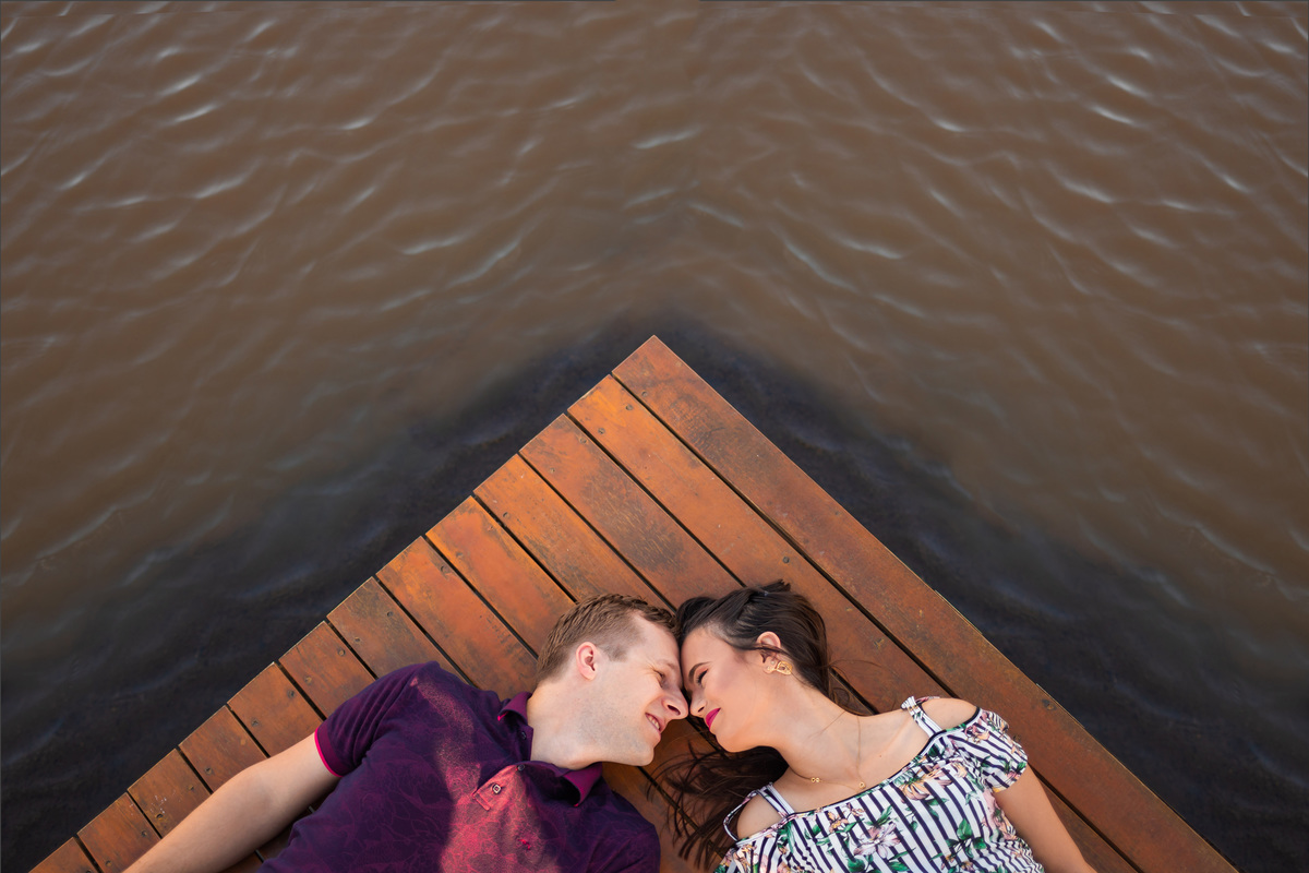 ensaio de casal, dia, noite, luzes, rustico, pelotas, satolep, fotógrafo de casamento, fotógrafo de ensaios, ensaio no campo, parque UNA, diurno, noturno, casamento, geometria, linhas, ensaio externo, sol, chuva, lua, ensaio lâmpadas, rua, água, grama