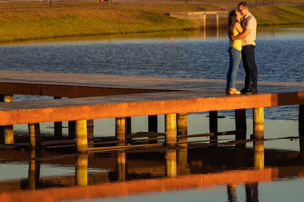 ensaio de casal, dia, noite, luzes, rustico, pelotas, satolep, fotógrafo de casamento, fotógrafo de ensaios, ensaio no campo, parque UNA, diurno, noturno, casamento, geometria, linhas, ensaio externo, sol, chuva, lua, ensaio lâmpadas, rua, água, grama