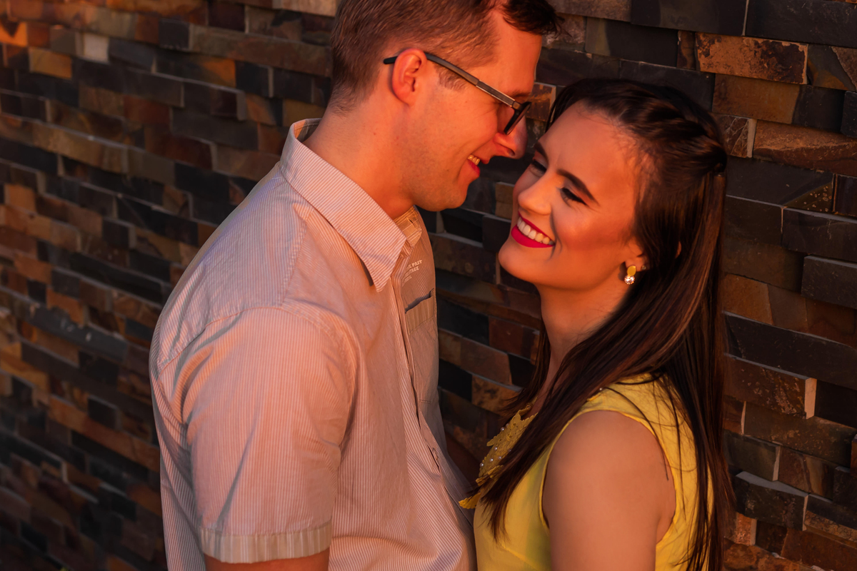 ensaio de casal, dia, noite, luzes, rustico, pelotas, satolep, fotógrafo de casamento, fotógrafo de ensaios, ensaio no campo, parque UNA, diurno, noturno, casamento, geometria, linhas, ensaio externo, sol, chuva, lua, ensaio lâmpadas, rua, água, grama