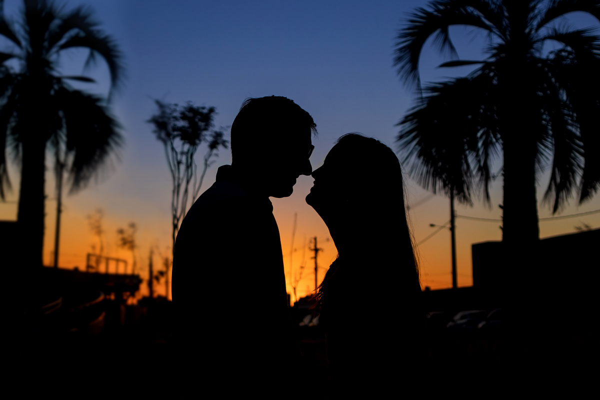 ensaio de casal, dia, noite, luzes, rustico, pelotas, satolep, fotógrafo de casamento, fotógrafo de ensaios, ensaio no campo, parque UNA, diurno, noturno, casamento, geometria, linhas, ensaio externo, sol, chuva, lua, ensaio lâmpadas, rua, água, grama