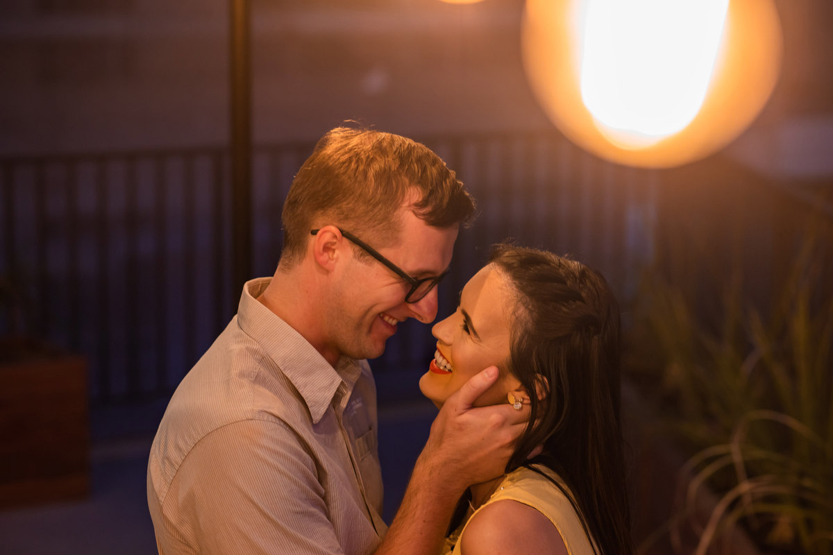 ensaio de casal, dia, noite, luzes, rustico, pelotas, satolep, fotógrafo de casamento, fotógrafo de ensaios, ensaio no campo, parque UNA, diurno, noturno, casamento, geometria, linhas, ensaio externo, sol, chuva, lua, ensaio lâmpadas, rua, água, grama