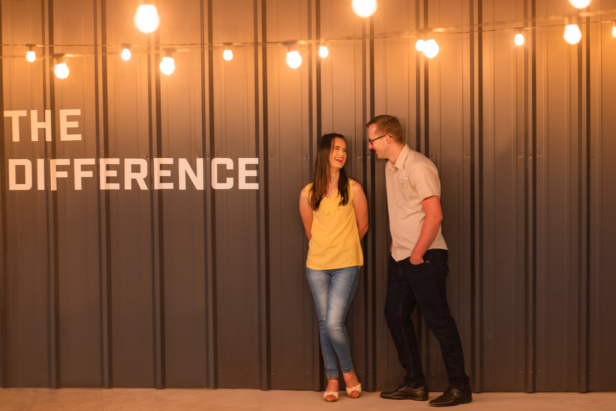 ensaio de casal, dia, noite, luzes, rustico, pelotas, satolep, fotógrafo de casamento, fotógrafo de ensaios, ensaio no campo, parque UNA, diurno, noturno, casamento, geometria, linhas, ensaio externo, sol, chuva, lua, ensaio lâmpadas, rua, água, grama