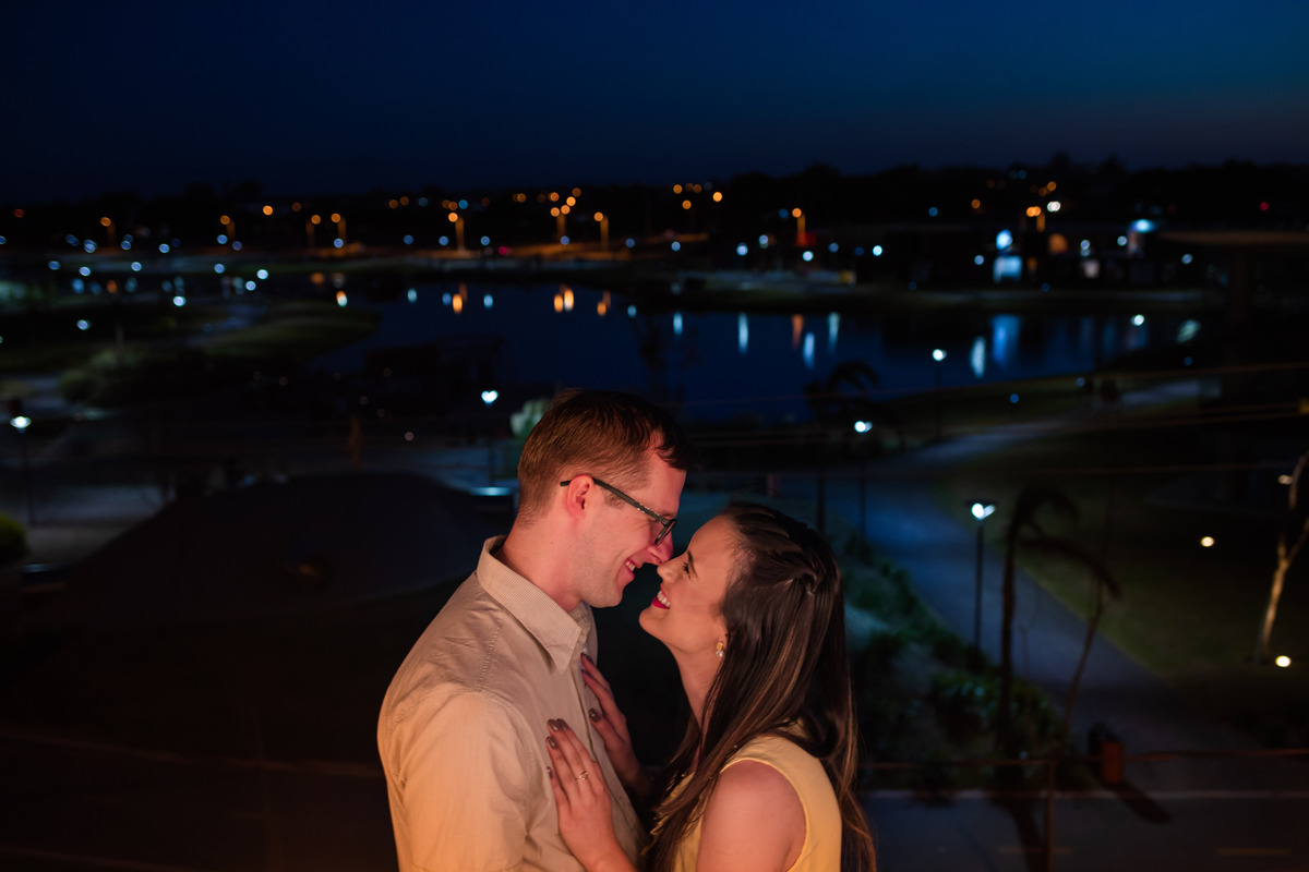 ensaio de casal, dia, noite, luzes, rustico, pelotas, satolep, fotógrafo de casamento, fotógrafo de ensaios, ensaio no campo, parque UNA, diurno, noturno, casamento, geometria, linhas, ensaio externo, sol, chuva, lua, ensaio lâmpadas, rua, água, grama