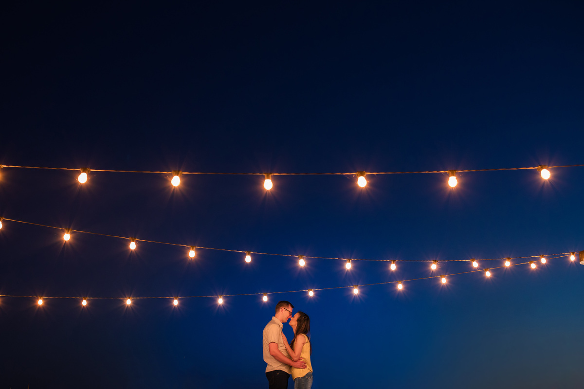 ensaio de casal, dia, noite, luzes, rustico, pelotas, satolep, fotógrafo de casamento, fotógrafo de ensaios, ensaio no campo, parque UNA, diurno, noturno, casamento, geometria, linhas, ensaio externo, sol, chuva, lua, ensaio lâmpadas, rua, água, grama