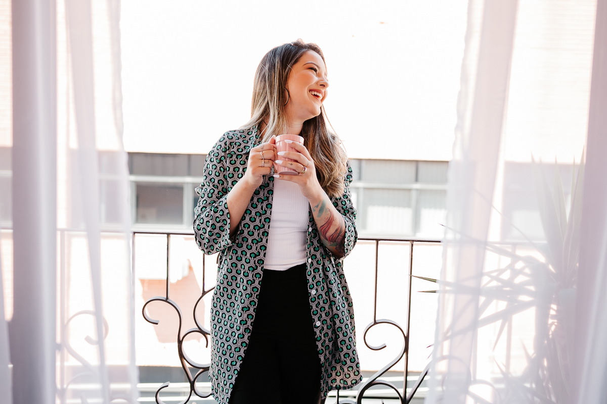 foto profissional mulher tomando café