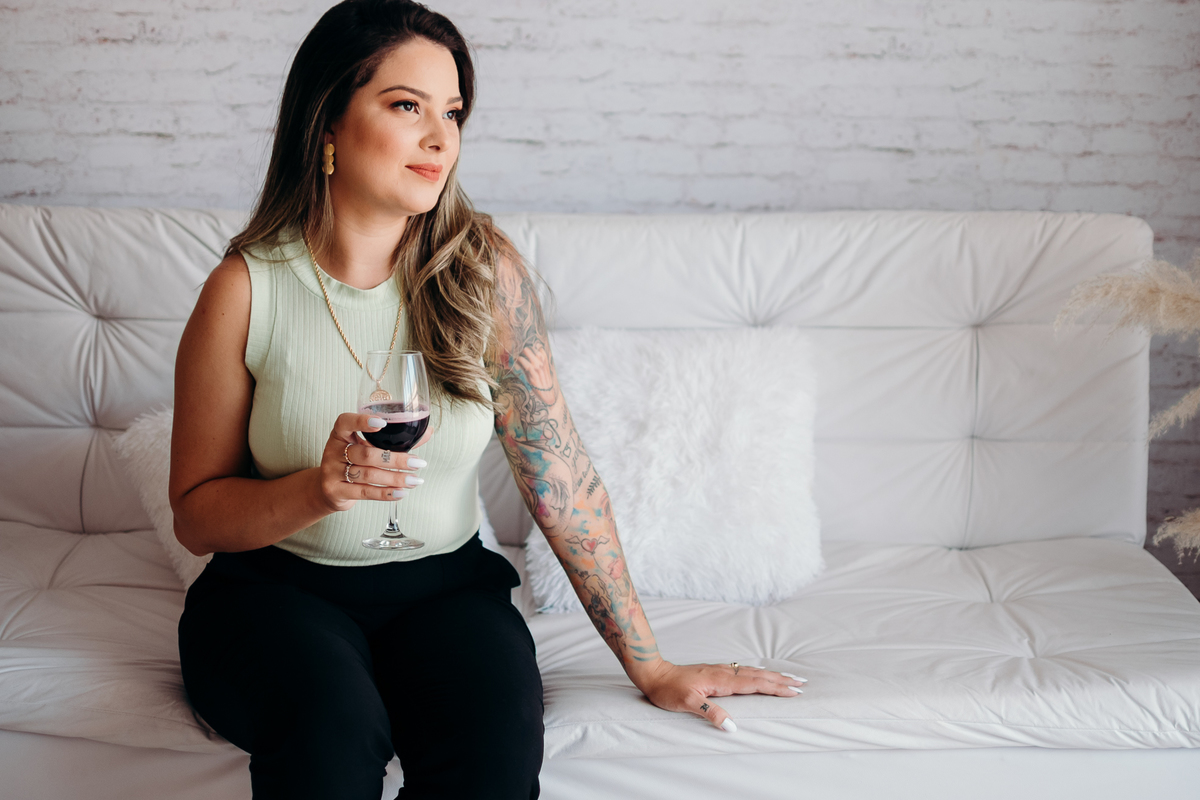 foto profissional mulher tomando vinho