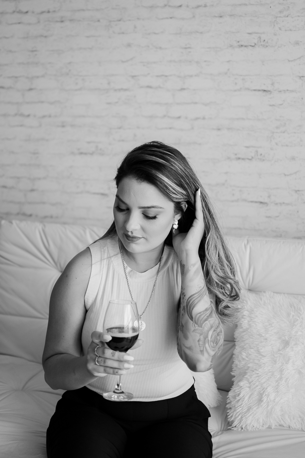 foto profissional mulher tomando vinho