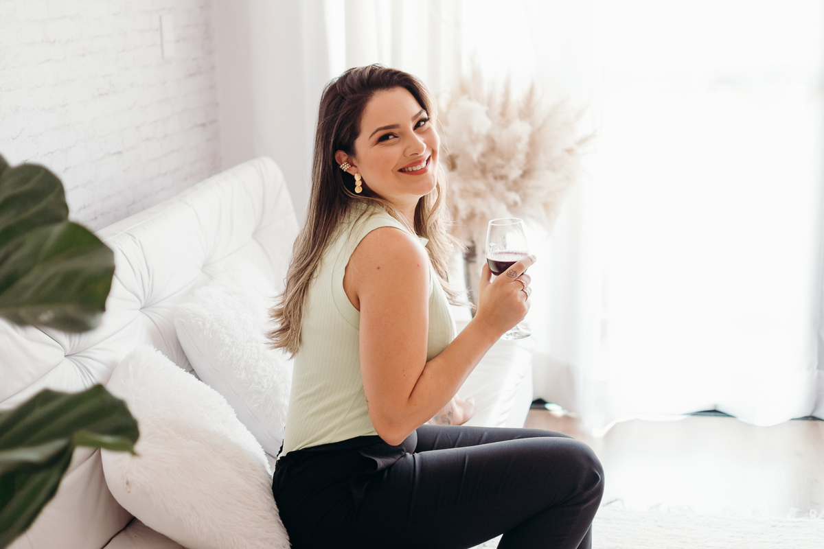 foto profissional mulher tomando vinho