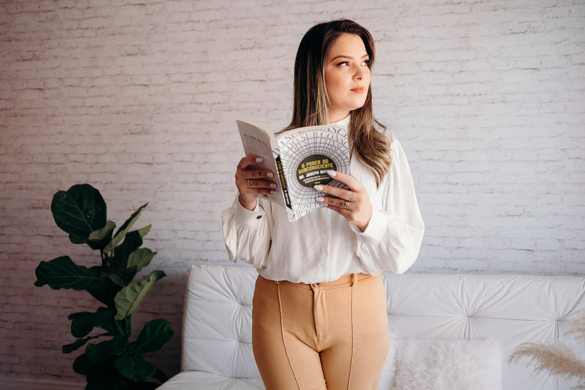 foto profissional mulher lendo livro