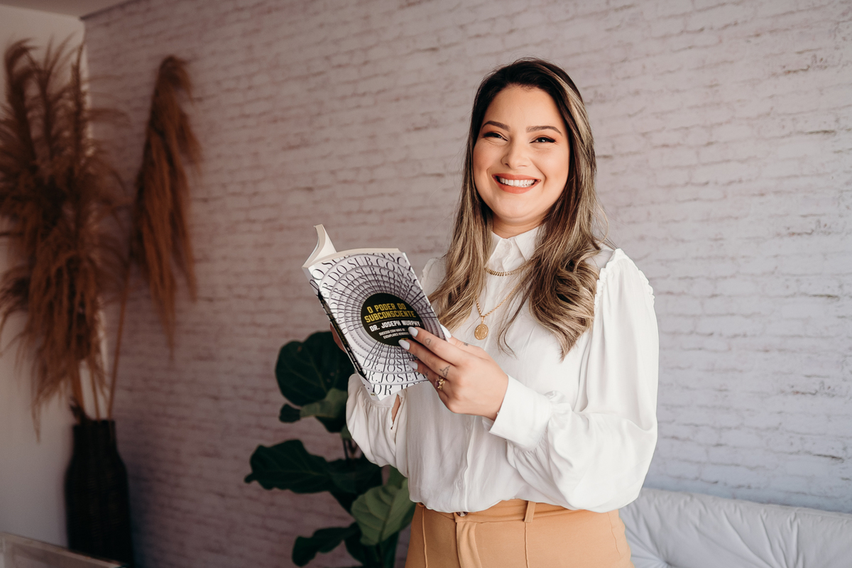 foto profissional mulher lendo livro