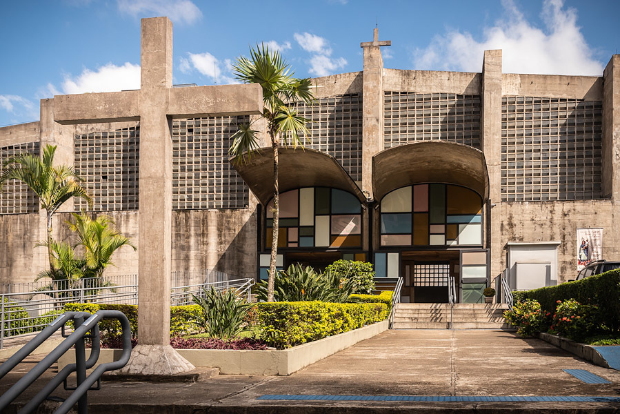 Frente da Paróquia Santa Maria Madalena e São Miguel Arcanjo - FOTOGRAFIA DE BATIZADO - PARÓQUIA SANTA MARIA MADALENA E SÃO MIGUEL ARCANJO - FOTÓGRAFO DE BATIZADO EM SÃO PAULO - RODRIGO MARTIN FOTOGRAFIA