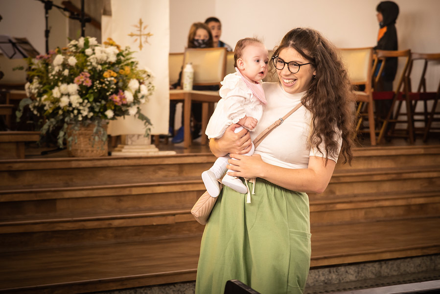 Antonella passeando na igreja no colo de uma moça - FOTOGRAFIA DE BATIZADO - PARÓQUIA SANTA MARIA MADALENA E SÃO MIGUEL ARCANJO - FOTÓGRAFO DE BATIZADO EM SÃO PAULO - RODRIGO MARTIN FOTOGRAFIA