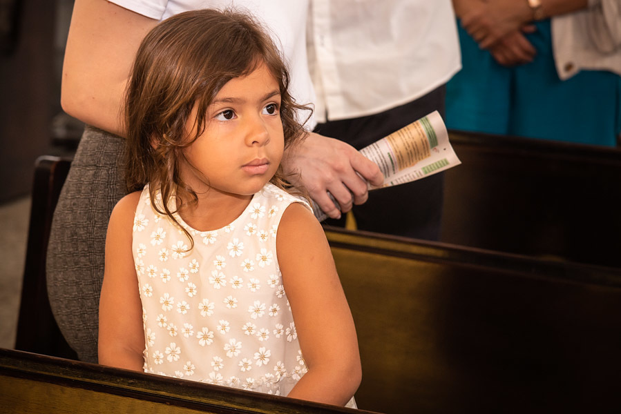 Foto da filha da madrinha da Antonella - FOTOGRAFIA DE BATIZADO - PARÓQUIA SANTA MARIA MADALENA E SÃO MIGUEL ARCANJO - FOTÓGRAFO DE BATIZADO EM SÃO PAULO - RODRIGO MARTIN FOTOGRAFIA