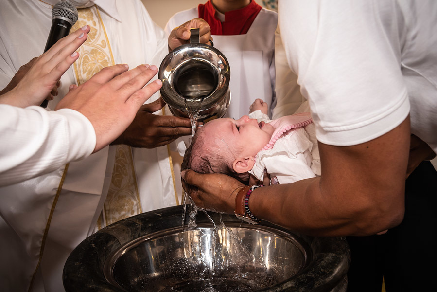 O banho batismal da Antonella - FOTOGRAFIA DE BATIZADO - PARÓQUIA SANTA MARIA MADALENA E SÃO MIGUEL ARCANJO - FOTÓGRAFO DE BATIZADO EM SÃO PAULO - RODRIGO MARTIN FOTOGRAFIA
