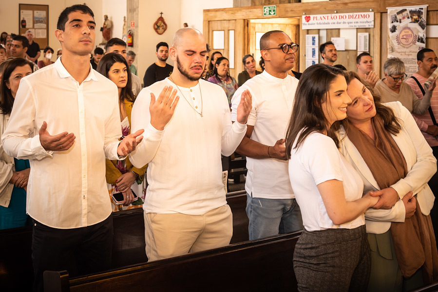 Os pais e os padrinhos da Antonella emocionados - FOTOGRAFIA DE BATIZADO - PARÓQUIA SANTA MARIA MADALENA E SÃO MIGUEL ARCANJO - FOTÓGRAFO DE BATIZADO EM SÃO PAULO - RODRIGO MARTIN FOTOGRAFIA