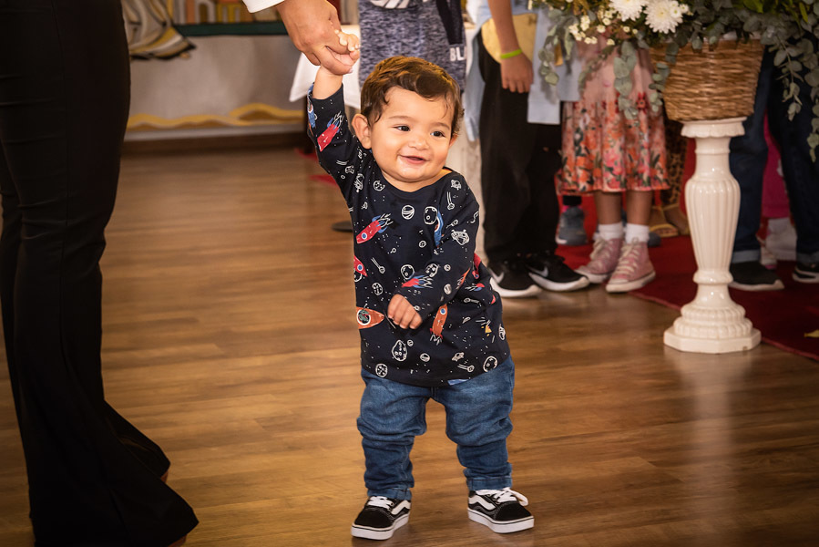 Filho da madrinha da Antonella no altar - FOTOGRAFIA DE BATIZADO - PARÓQUIA SANTA MARIA MADALENA E SÃO MIGUEL ARCANJO - FOTÓGRAFO DE BATIZADO EM SÃO PAULO - RODRIGO MARTIN FOTOGRAFIA