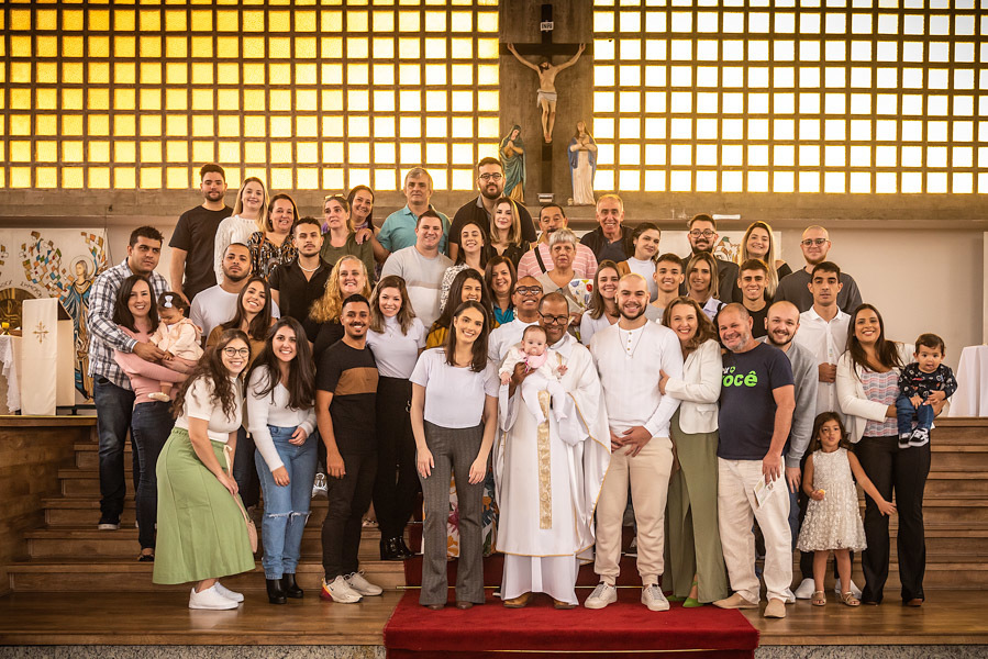 Antonella no colo do padre na foto com todos os convidados - FOTOGRAFIA DE BATIZADO - PARÓQUIA SANTA MARIA MADALENA E SÃO MIGUEL ARCANJO - FOTÓGRAFO DE BATIZADO EM SÃO PAULO - RODRIGO MARTIN FOTOGRAFIA