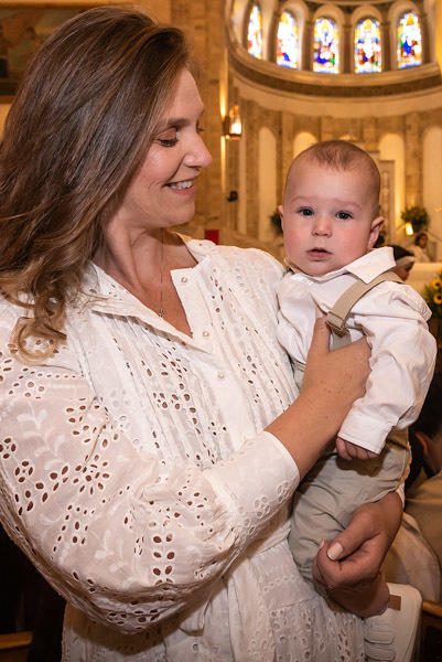 Antonio do colo da mãe - FOTOGRAFIA DE BATIZADO - PARÓQUIA NOSSA SENHORA APARECIDA DE MOEMA - FOTÓGRAFO DE BATIZADO EM SÃO PAULO - RODRIGO MARTIN FOTOGRAFIA