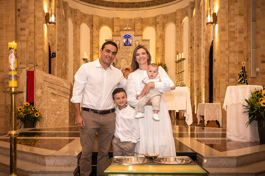 Antonio com sua família no altar da Paróquia Nossa Senhora Aparecida de Moema antes do Batizado - FOTOGRAFIA DE BATIZADO - PARÓQUIA NOSSA SENHORA APARECIDA DE MOEMA - FOTÓGRAFO DE BATIZADO EM SÃO PAULO - RODRIGO MARTIN FOTOGRAFIA