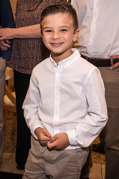 Irmão do Antonio rindo para a câmera - FOTOGRAFIA DE BATIZADO - PARÓQUIA NOSSA SENHORA APARECIDA DE MOEMA - FOTÓGRAFO DE BATIZADO EM SÃO PAULO - RODRIGO MARTIN FOTOGRAFIA
