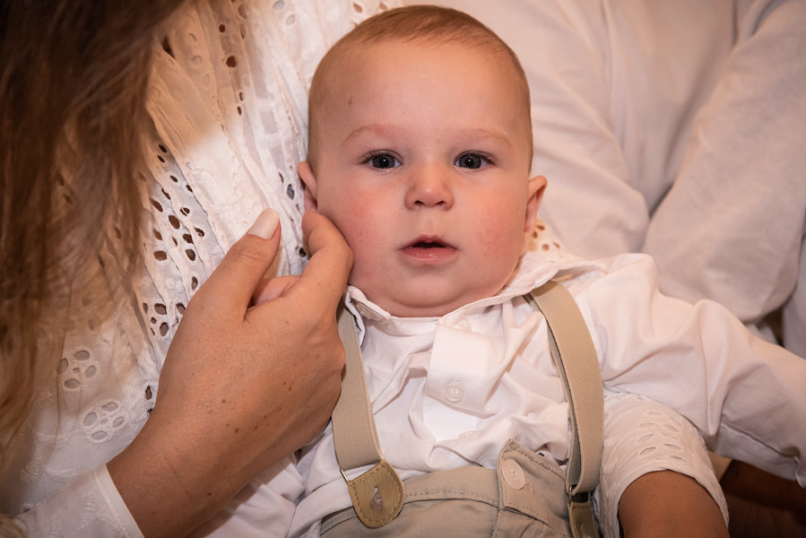 Antonio no colo da mãe com ela fazendo carinho no seu rosto - FOTOGRAFIA DE BATIZADO - PARÓQUIA NOSSA SENHORA APARECIDA DE MOEMA - FOTÓGRAFO DE BATIZADO EM SÃO PAULO - RODRIGO MARTIN FOTOGRAFIA