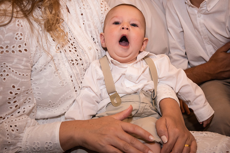Antonio no colo da mãe bocejando - FOTOGRAFIA DE BATIZADO - PARÓQUIA NOSSA SENHORA APARECIDA DE MOEMA - FOTÓGRAFO DE BATIZADO EM SÃO PAULO - RODRIGO MARTIN FOTOGRAFIA