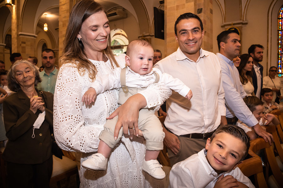 Família do Antonio posando para foto - FOTOGRAFIA DE BATIZADO - PARÓQUIA NOSSA SENHORA APARECIDA DE MOEMA - FOTÓGRAFO DE BATIZADO EM SÃO PAULO - RODRIGO MARTIN FOTOGRAFIA