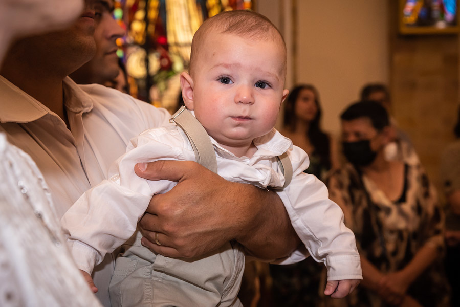 Antonio fazendo cara fofa no colo do pai - FOTOGRAFIA DE BATIZADO - PARÓQUIA NOSSA SENHORA APARECIDA DE MOEMA - FOTÓGRAFO DE BATIZADO EM SÃO PAULO - RODRIGO MARTIN FOTOGRAFIA