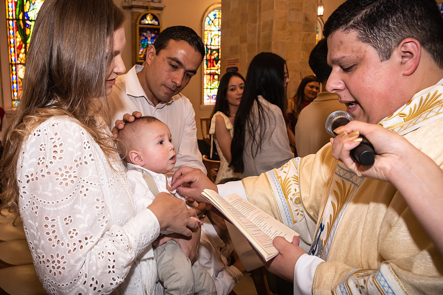 Padre passando óleo no peito do Antonio - FOTOGRAFIA DE BATIZADO - PARÓQUIA NOSSA SENHORA APARECIDA DE MOEMA - FOTÓGRAFO DE BATIZADO EM SÃO PAULO - RODRIGO MARTIN FOTOGRAFIA