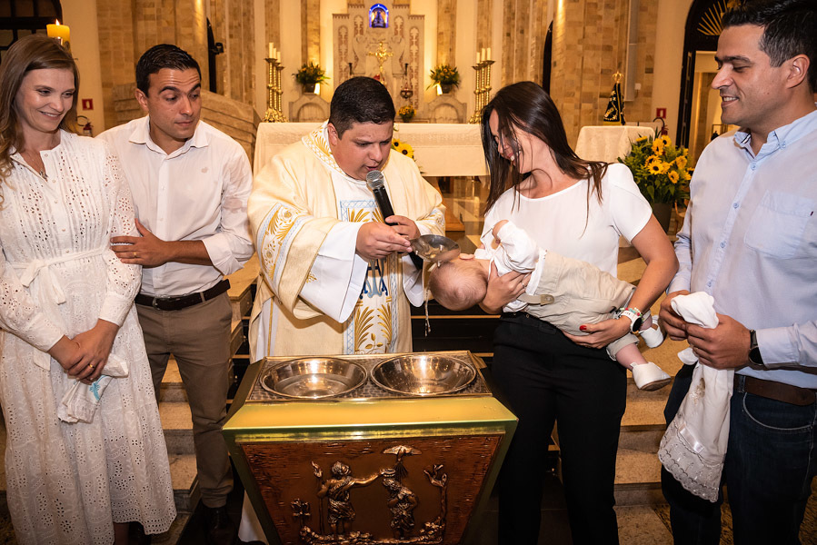 Padrinho e pais do Antonio com o padre jogando a água do batismo - FOTOGRAFIA DE BATIZADO - PARÓQUIA NOSSA SENHORA APARECIDA DE MOEMA - FOTÓGRAFO DE BATIZADO EM SÃO PAULO - RODRIGO MARTIN FOTOGRAFIA