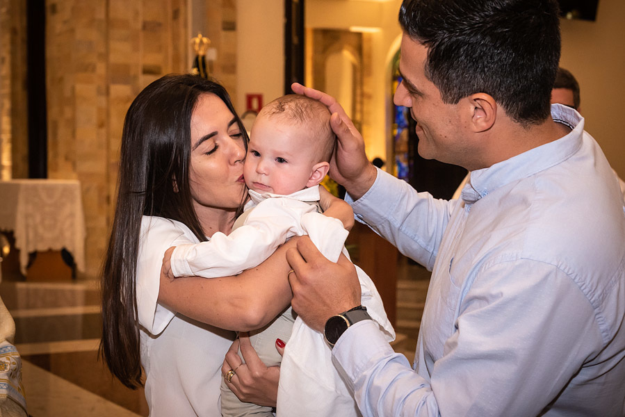 Padrinhos secando o Antonio e madrinha dando um beijo nele - FOTOGRAFIA DE BATIZADO - PARÓQUIA NOSSA SENHORA APARECIDA DE MOEMA - FOTÓGRAFO DE BATIZADO EM SÃO PAULO - RODRIGO MARTIN FOTOGRAFIA