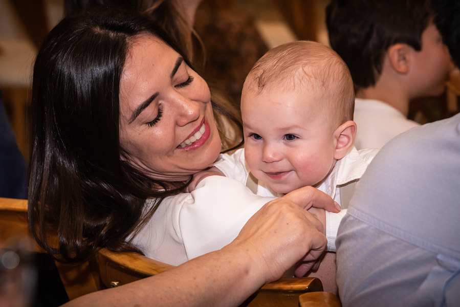 Antonio no colo da madrinha sorrindo para os avós - FOTOGRAFIA DE BATIZADO - PARÓQUIA NOSSA SENHORA APARECIDA DE MOEMA - FOTÓGRAFO DE BATIZADO EM SÃO PAULO - RODRIGO MARTIN FOTOGRAFIA