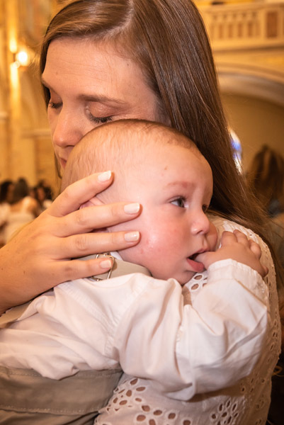Antonio deitado no ombro da mãe com o dedo na boca - FOTOGRAFIA DE BATIZADO - PARÓQUIA NOSSA SENHORA APARECIDA DE MOEMA - FOTÓGRAFO DE BATIZADO EM SÃO PAULO - RODRIGO MARTIN FOTOGRAFIA