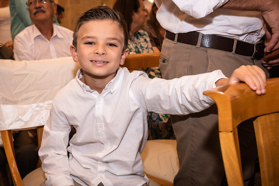 Irmão do Antonio fazendo pose sentado - FOTOGRAFIA DE BATIZADO - PARÓQUIA NOSSA SENHORA APARECIDA DE MOEMA - FOTÓGRAFO DE BATIZADO EM SÃO PAULO - RODRIGO MARTIN FOTOGRAFIA