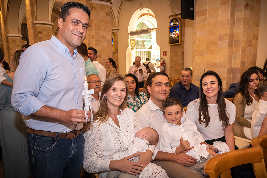Padrinho com a vela do batismo ao lado da família do Antonio - FOTOGRAFIA DE BATIZADO - PARÓQUIA NOSSA SENHORA APARECIDA DE MOEMA - FOTÓGRAFO DE BATIZADO EM SÃO PAULO - RODRIGO MARTIN FOTOGRAFIA