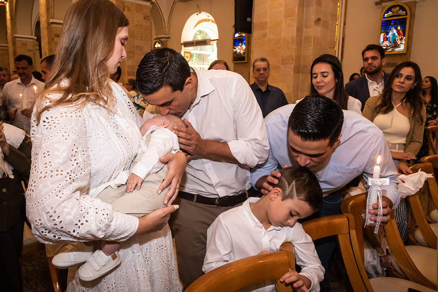 Pai beijando o Antonio e padrinho beijando o irmão do Antonio - FOTOGRAFIA DE BATIZADO - PARÓQUIA NOSSA SENHORA APARECIDA DE MOEMA - FOTÓGRAFO DE BATIZADO EM SÃO PAULO - RODRIGO MARTIN FOTOGRAFIA