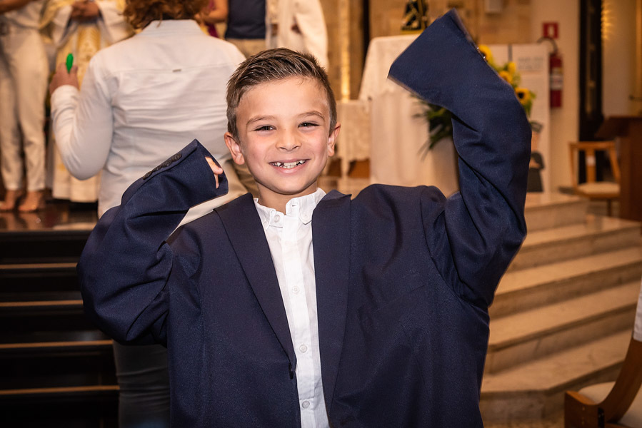 Antonio fazendo graça com o paleto grande do pai - FOTOGRAFIA DE BATIZADO - PARÓQUIA NOSSA SENHORA APARECIDA DE MOEMA - FOTÓGRAFO DE BATIZADO EM SÃO PAULO - RODRIGO MARTIN FOTOGRAFIA