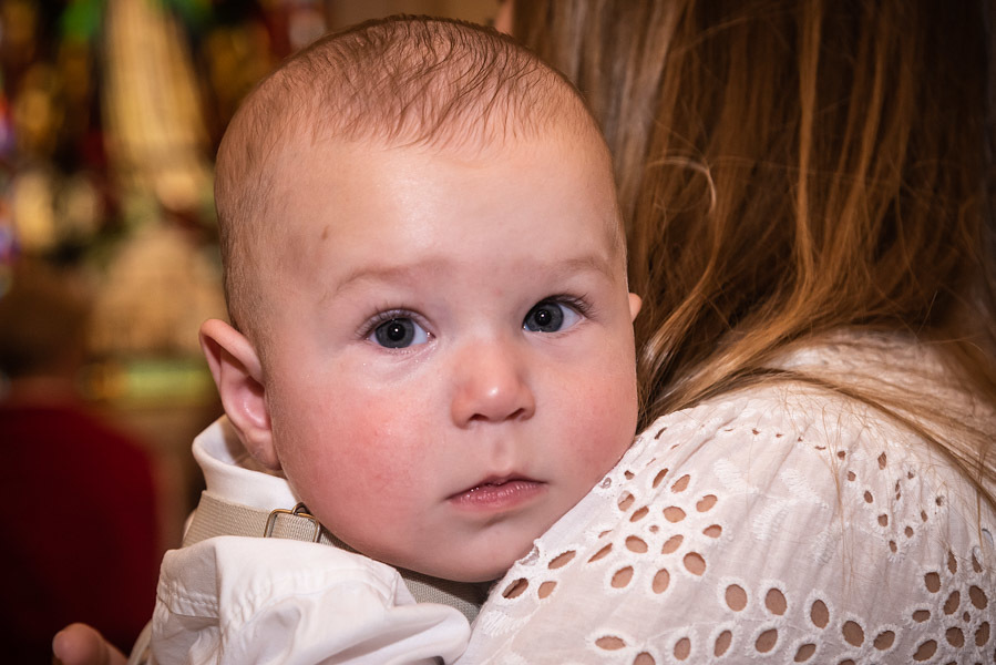 Antonio olhando para a Câmera - FOTOGRAFIA DE BATIZADO - PARÓQUIA NOSSA SENHORA APARECIDA DE MOEMA - FOTÓGRAFO DE BATIZADO EM SÃO PAULO - RODRIGO MARTIN FOTOGRAFIA