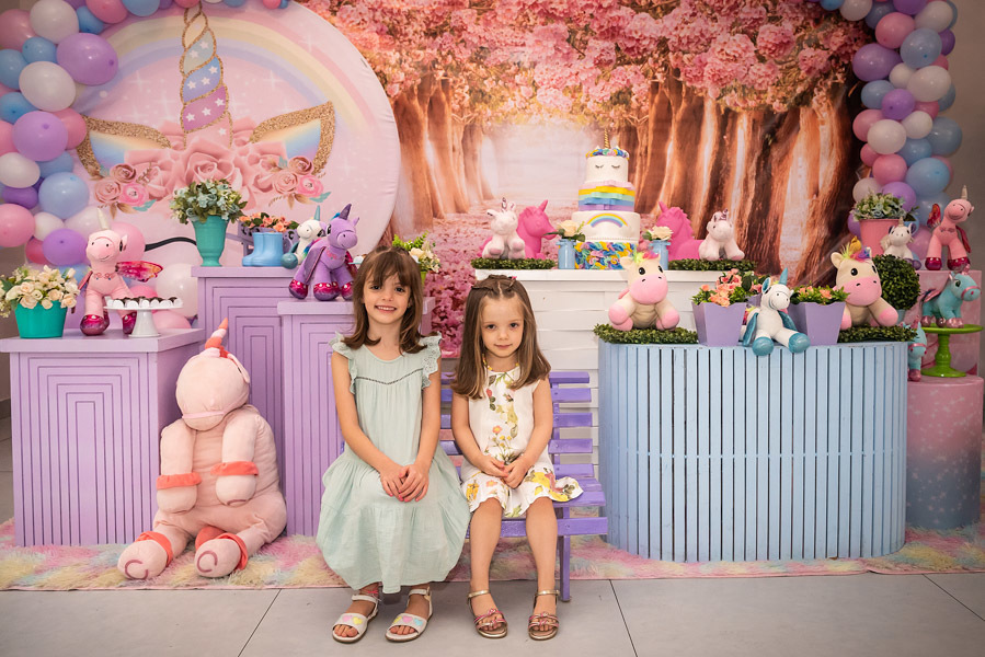 Helena e sua irmã sentadas na frente da mesa do bolo fazendo pose - FOTOGRAFIA DE ANIVERSÁRIO - FOTÓGRAFO DE ANIVERSÁRIO EM SÃO PAULO - BUFFET ESPAÇO DAS OLIVEIRAS - FOTÓGRAFO PROFISSIONAL EM SÃO PAULO - ANIVERSÁRIO DA HELENA - RODRIGO MARTIN FOTOGRAFIA