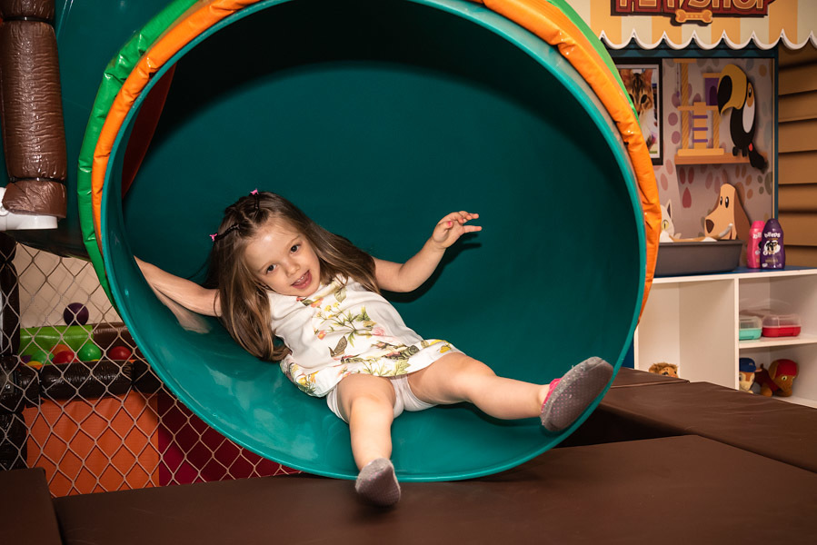 Helena no escorregador - FOTOGRAFIA DE ANIVERSÁRIO - FOTÓGRAFO DE ANIVERSÁRIO EM SÃO PAULO - BUFFET ESPAÇO DAS OLIVEIRAS - FOTÓGRAFO PROFISSIONAL EM SÃO PAULO - ANIVERSÁRIO DA HELENA - RODRIGO MARTIN FOTOGRAFIA