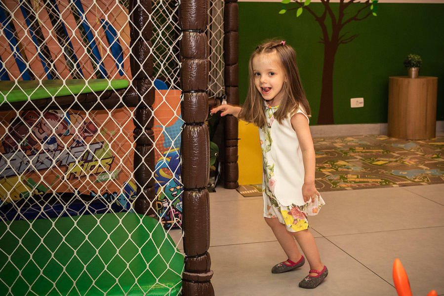 Helena entrando num brinquedo do Buffet  - FOTOGRAFIA DE ANIVERSÁRIO - FOTÓGRAFO DE ANIVERSÁRIO EM SÃO PAULO - BUFFET ESPAÇO DAS OLIVEIRAS - FOTÓGRAFO PROFISSIONAL EM SÃO PAULO - ANIVERSÁRIO DA HELENA - RODRIGO MARTIN FOTOGRAFIA