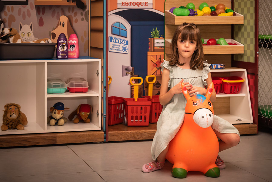 Irmã da Helena em um brinquedo do buffet - FOTOGRAFIA DE ANIVERSÁRIO - FOTÓGRAFO DE ANIVERSÁRIO EM SÃO PAULO - BUFFET ESPAÇO DAS OLIVEIRAS - FOTÓGRAFO PROFISSIONAL EM SÃO PAULO - ANIVERSÁRIO DA HELENA - RODRIGO MARTIN FOTOGRAFIA