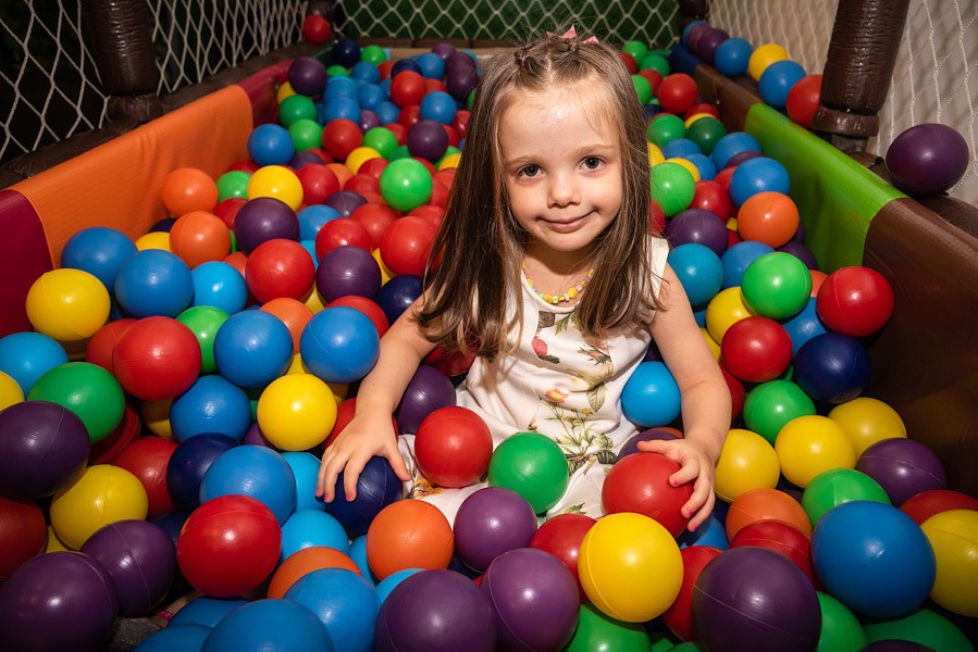 Helena na piscina de bolinha - FOTOGRAFIA DE ANIVERSÁRIO - FOTÓGRAFO DE ANIVERSÁRIO EM SÃO PAULO - BUFFET ESPAÇO DAS OLIVEIRAS - FOTÓGRAFO PROFISSIONAL EM SÃO PAULO - ANIVERSÁRIO DA HELENA - RODRIGO MARTIN FOTOGRAFIA