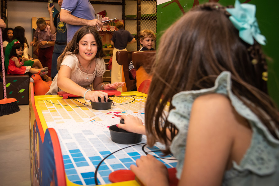 Irmã e prima da Helena brincando no buffet  - FOTOGRAFIA DE ANIVERSÁRIO - FOTÓGRAFO DE ANIVERSÁRIO EM SÃO PAULO - BUFFET ESPAÇO DAS OLIVEIRAS - FOTÓGRAFO PROFISSIONAL EM SÃO PAULO - ANIVERSÁRIO DA HELENA - RODRIGO MARTIN FOTOGRAFIA