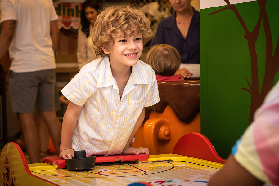 Menino sorrindo num brinquedo do Buffet  - FOTOGRAFIA DE ANIVERSÁRIO - FOTÓGRAFO DE ANIVERSÁRIO EM SÃO PAULO - BUFFET ESPAÇO DAS OLIVEIRAS - FOTÓGRAFO PROFISSIONAL EM SÃO PAULO - ANIVERSÁRIO DA HELENA - RODRIGO MARTIN FOTOGRAFIA